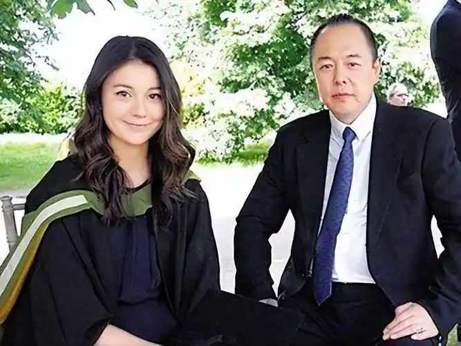 张铁林年轻的时候在内娱里面没有发展起来,后来他就跑到国外进修,为了