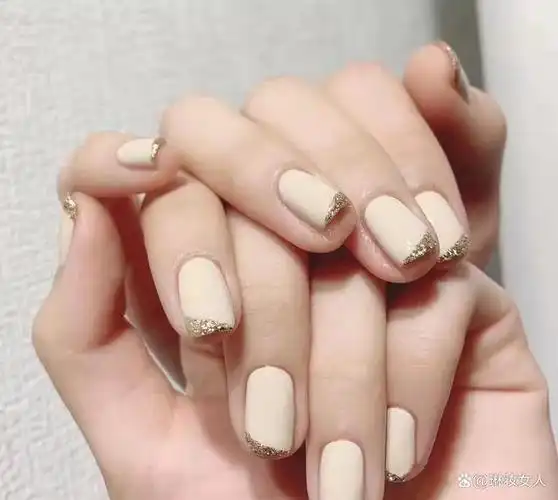 一眼就戳到心巴里,白色系的美甲,永远能戳中心灵.