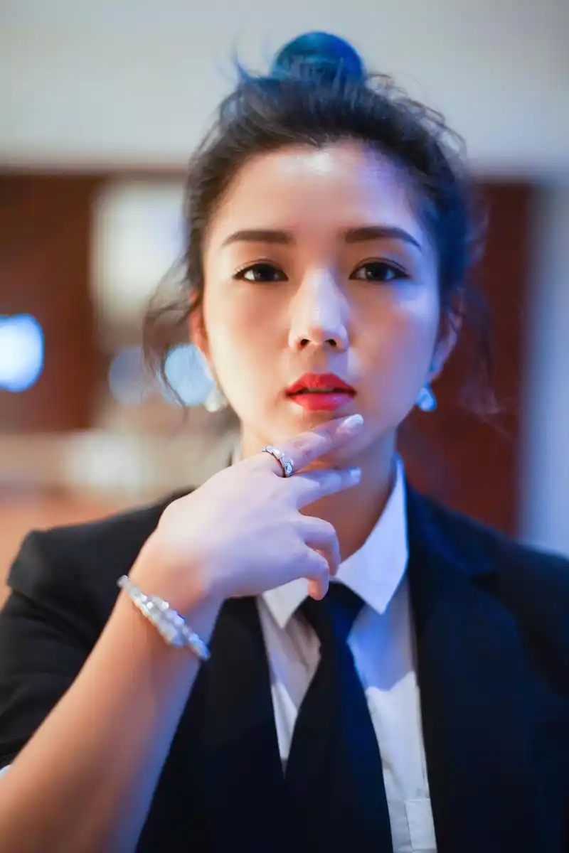 帅呆了何洁写真一身西装帅气撩人眼神带电