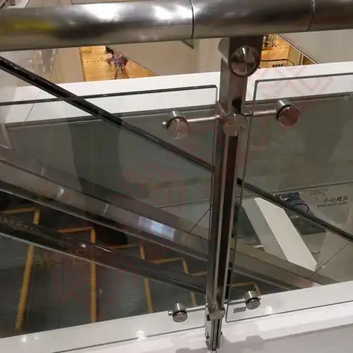 信步不锈钢立柱为南昌地铁玻璃栏杆提供安全保障,造型大气精美