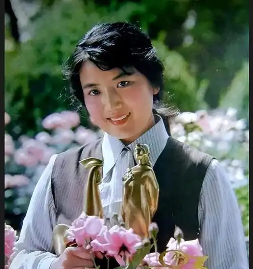 她跟普通丈夫离婚,二婚嫁入豪门后下海经商,今69岁定居国外享福