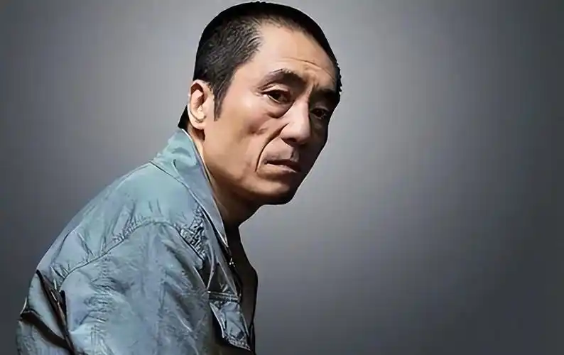 这一夜,73岁张艺谋低头敬酒的模样,让人们看到了明星卑微的一面