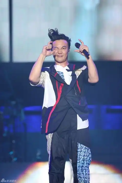 组图:陈奕迅重返沪开唱 一改调皮本色安静唱歌_高清图集_新浪网