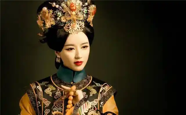 单薇毕业于北京电影学院,2012年她搭档刘晓庆,陈冲合作古装剧《隋唐