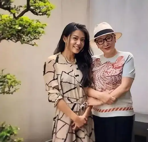 汤珈铖:18岁纵横商界,一手打造"汤臣一品",身家百亿至今未婚_网易订阅