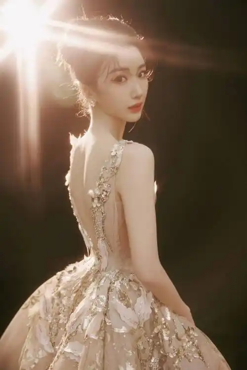 毛晓彤女星时尚造型:窈窕淑女,娇艳动人