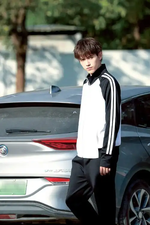 陈飞宇超话#陈飞宇打火机与公主裙#07"青春就是阳光 校服 下课 对视