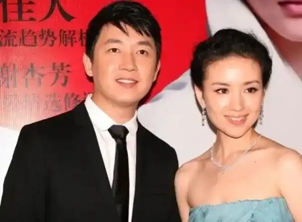 潘粤明和尹姝贻现身机场,默契十足无互动,他与前妻董洁关系缓和