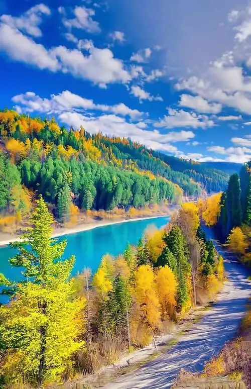 早晨,阳光穿过云层洒在大山的脊梁上,将整个山脉映得金光闪闪