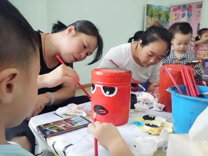 "庆五一·亲子diy绘画"手工作品(奶粉罐画)指导老师:赖老师 施老师 陈
