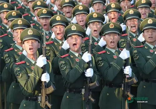 如群山列队似万马奔腾武警部队方队来了