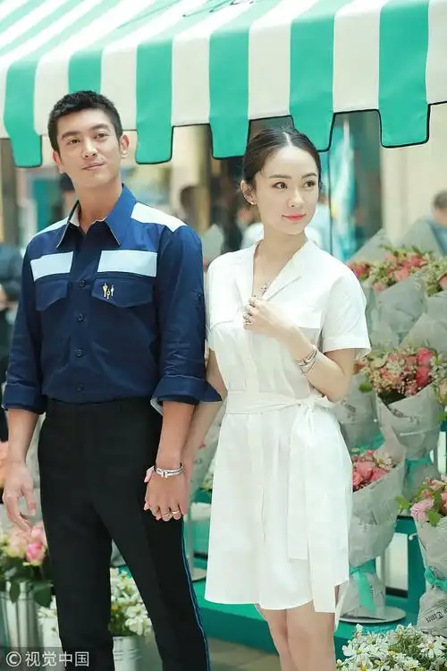 霍思燕和老公杜江紧牵双手秀恩爱,这对宝妈宝爸真的是男帅女美超