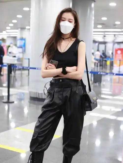 宋妍霏黑背心配皮裤,又咸又甜又帅气,休闲又不失时髦感_服装_裤子