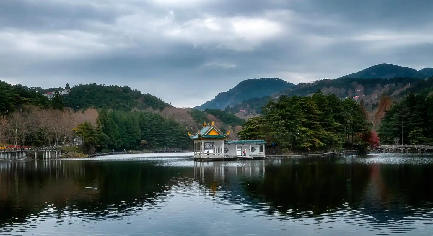 庐山因壮美景色被誉为"天下名山".夏季山间气温宜人,是清凉胜地.