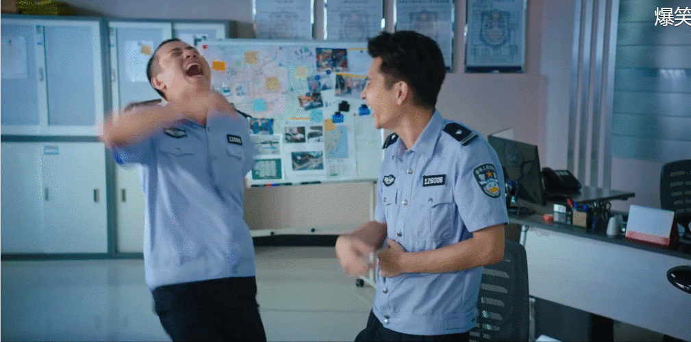 然而才关上门又听到一阵大笑,开门时两个警察又很正经