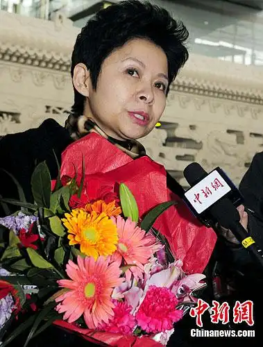 图为著名歌唱家董文华抵达北京首都国际机场后接受记者采访.