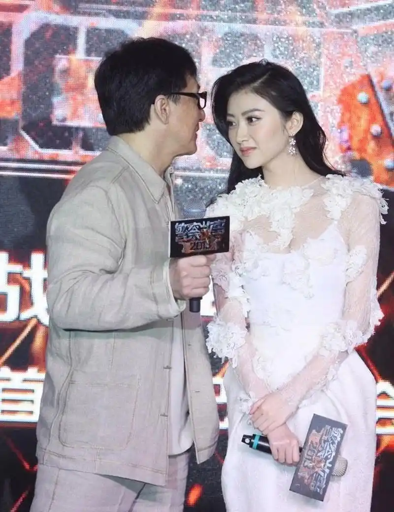 景甜和成龙最想删掉的同框照,通过景甜和成龙的合照不难看出,作为公众