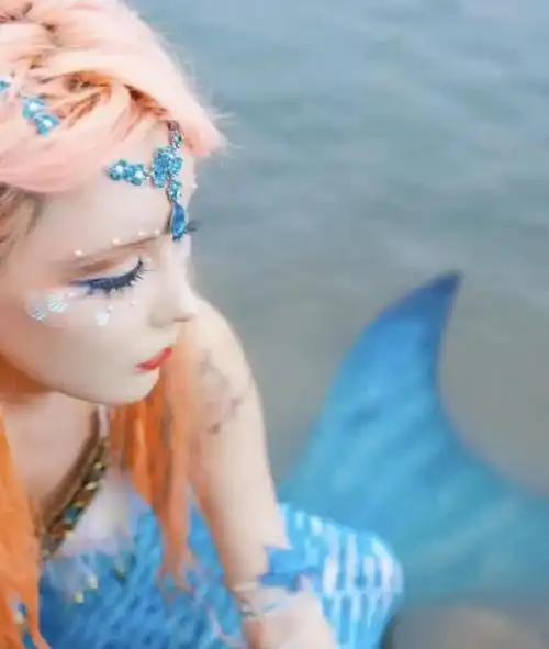 迪丽拉变身美人鱼,出水模样好似"湄拉公主",网友:海王呢?
