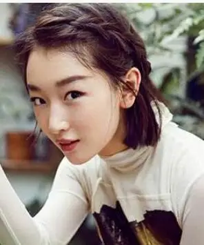 周冬雨短发麻花辫怎么编 来看周冬雨扎的短发麻花辫图片(2)_明星发型