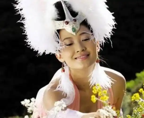 演员秦子越,当梦想照进现实,嫁给偶像聂远,如今越过越美哉