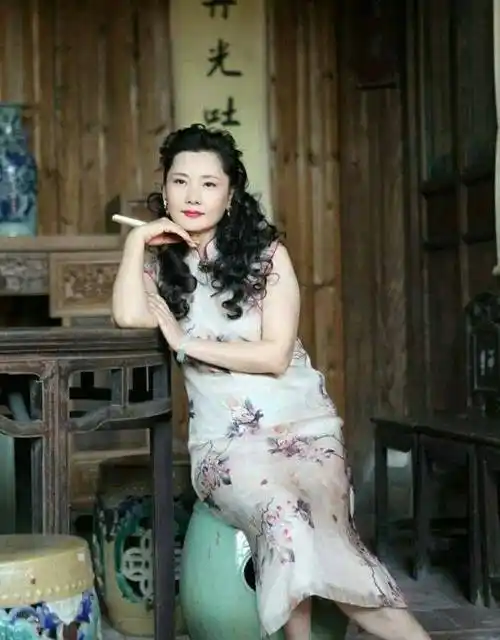 看了60岁何赛飞打扮,我悟了:头发微卷,旗袍配高跟鞋,优雅到老_气质