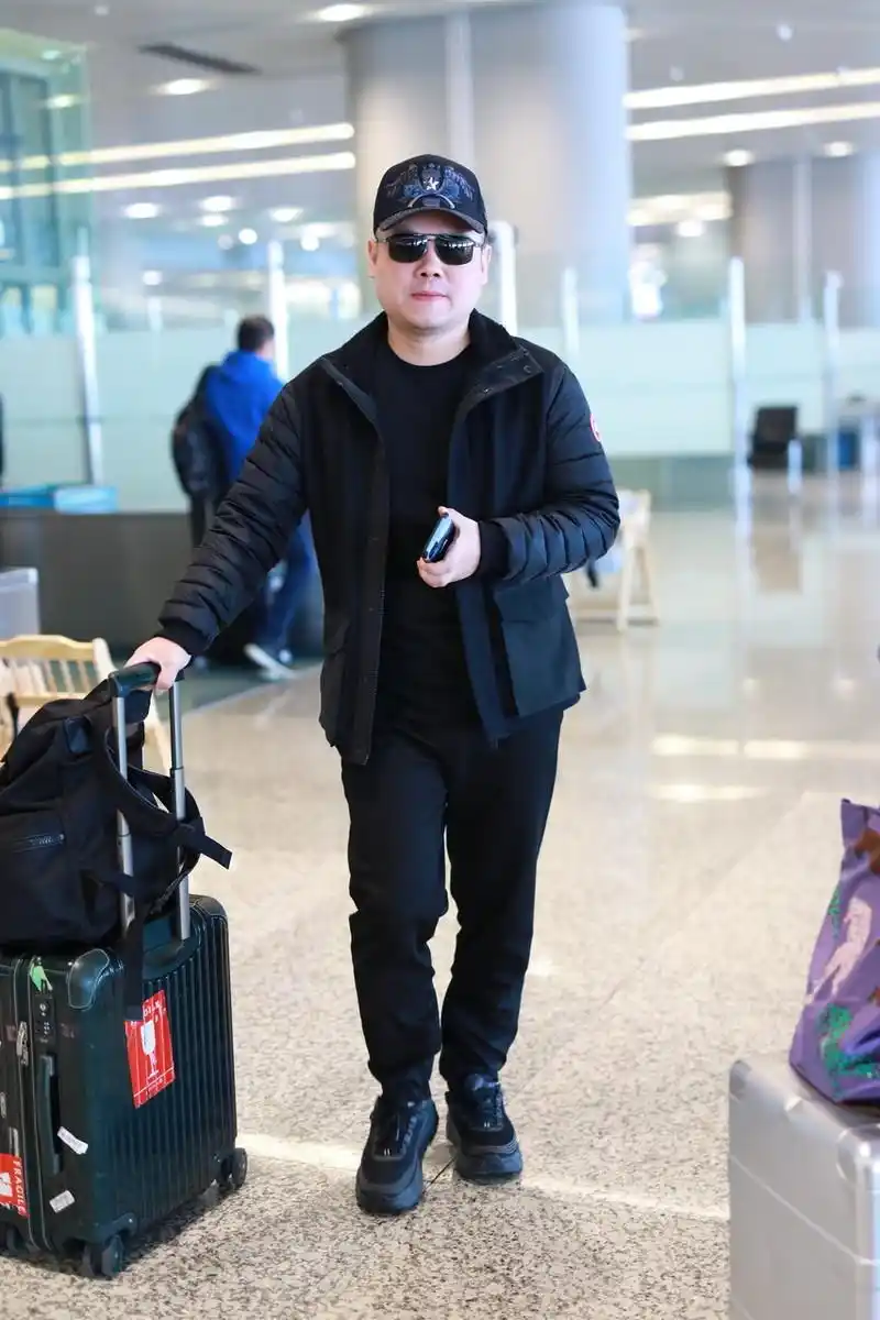 "德云一哥"走机场,黑色造型时尚大方,全身都瘦唯独脸一点没变_岳云鹏