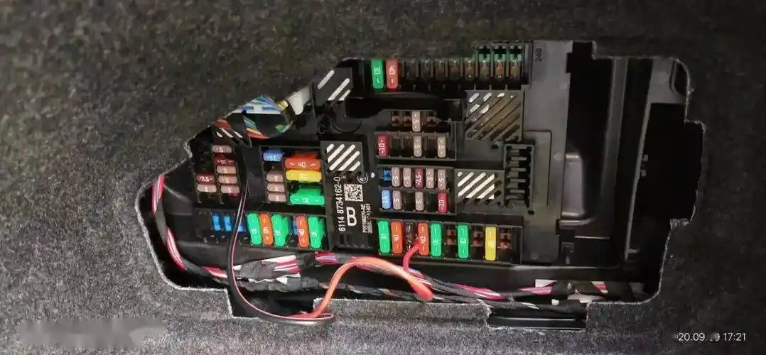 宝马各车系保险盒位置及取电说明新增x120款3系附小编微信