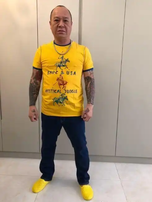 他曾经因为误交损友加入了黑社会,直到1990年才决心退出江湖,刘伟强请