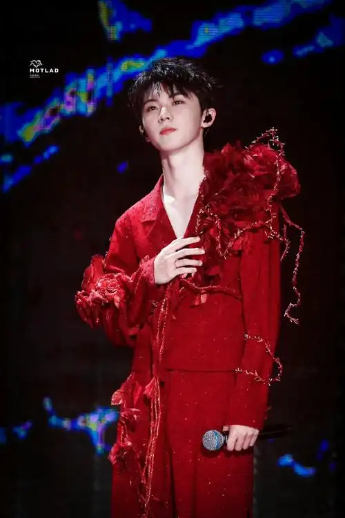 马嘉祺风花雪月饭拍#马嘉祺演唱会舞台这组红衣造型好惊艳,从歌傻到