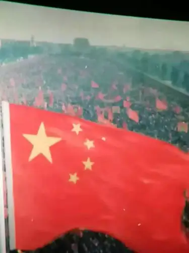 五星红旗迎风飘扬