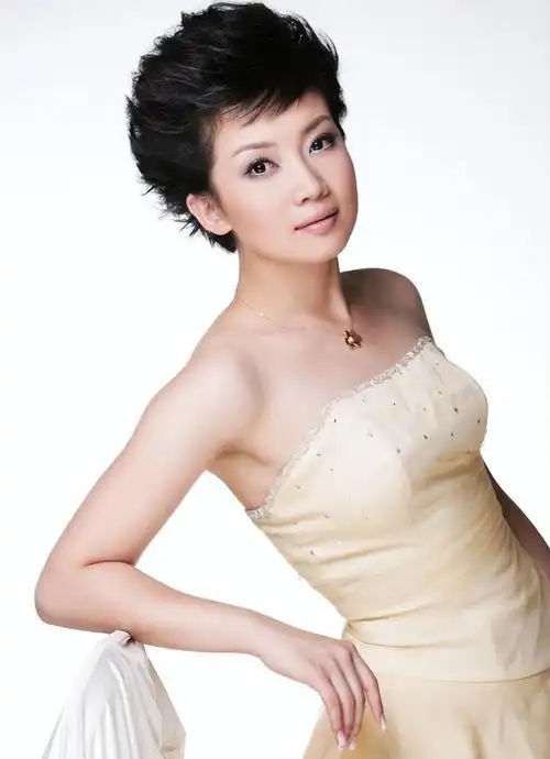 央视美女主持王端端:情感与事业的双重胜利者 王端端在央视的21年里