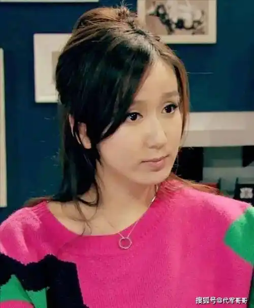 这样的还有:这样的:毕竟,在《爱情公寓》中,她展现出了这样的一面.