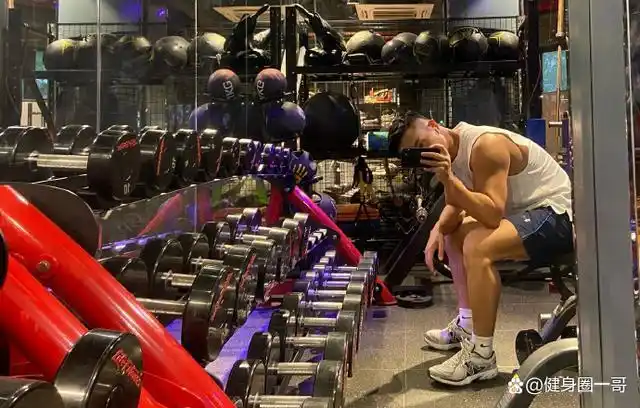健身房挥汗如雨只为遇到更好的自己男孩子有点肌肉就是棒