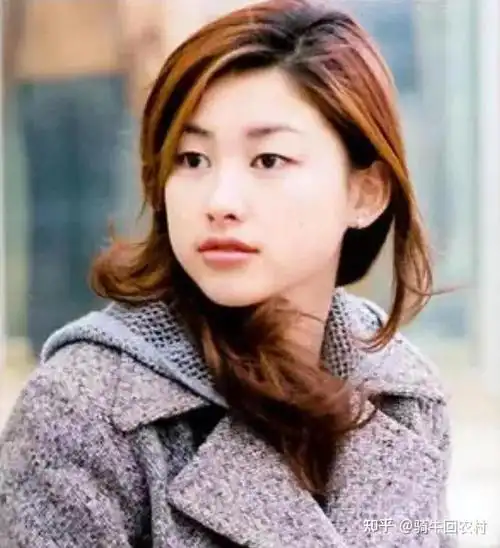 朱珠从小出生于北京,家境非常不错,父亲年轻时是一名军人,后来转业从