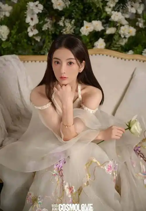 郭富城妻子方媛登《时尚新娘》封面,穿深v抹胸身材傲人,太美了_天王