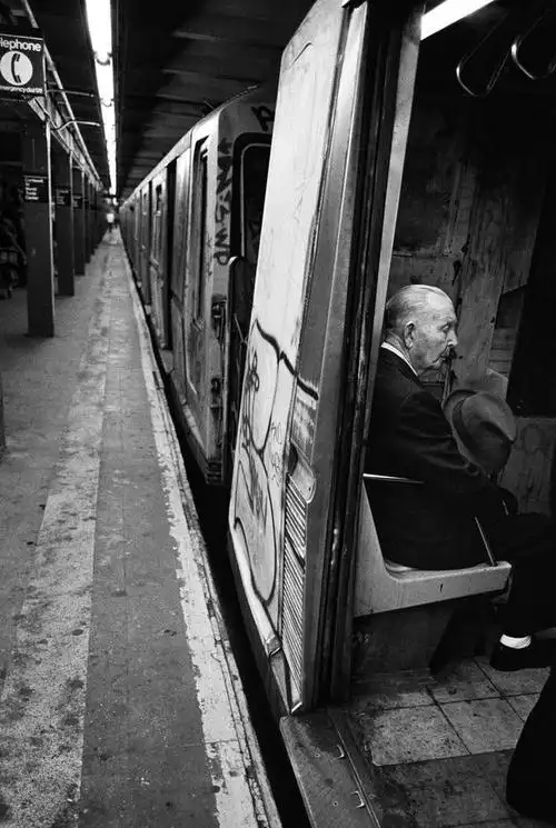 老照片80年代的美国纽约地铁脏乱差实在让人看不过去