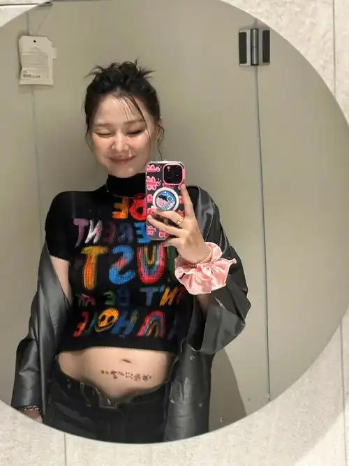 金靖晒孕妇,在肚子上贴纹身图案,打扮摇滚,这个妈妈有点酷.