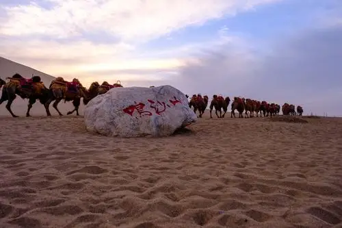 敦煌鸣沙山月牙泉景区