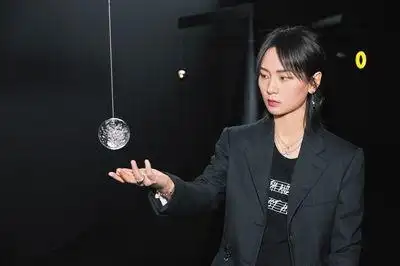 娱乐 正文   在《lunar》收录的7首歌曲中,周笔畅与周耀辉对许多身体