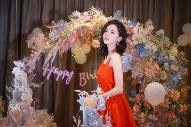 古力娜扎晒照庆31岁生日化身魔法少女温柔甜美皮肤白皙超自信