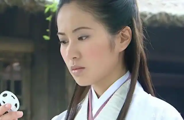 她火的那会儿也是古装电视剧正鼎盛的时候,《天下第一》里面的上官