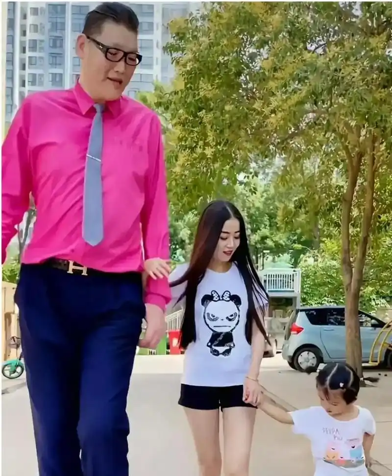 巨人张欢:身高2.38米,找1.55米的网红女友,如今怎么样了?