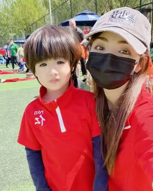 照片中,麦迪娜带着儿子一起玩亲子游戏,母子俩还一起参加了学校组织的