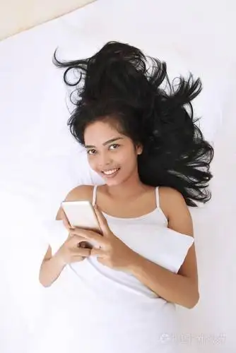 亚洲女人平躺下来,智能手机