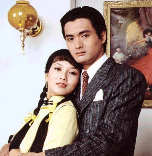 《上海滩》老照片:许文强搂着冯程程,25岁的发哥太帅!