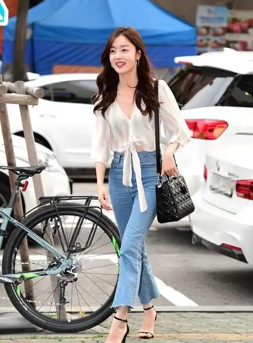 韩国女星现身商场穿雪纺喇叭袖条纹衬衣微喇牛仔裤吸睛