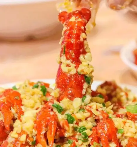 重口不辣的经典蒜香与虾肉的结合恰到好处 全身的感官都随着味蕾一