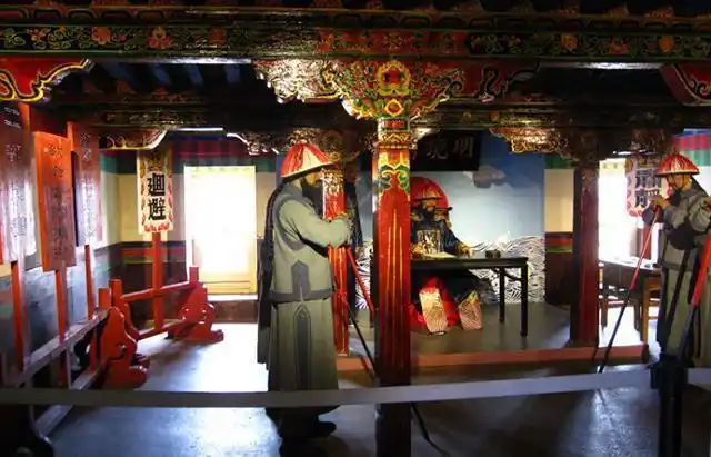 顺天府尹官居正三品,表面看威风八面,实际上却是两头受气