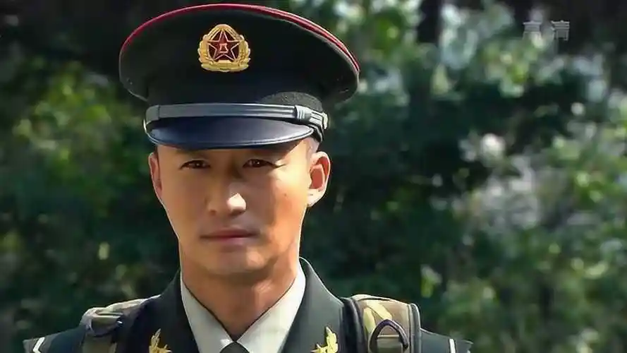 利刃出鞘何晨光爷爷的身份曝光参谋长都不敢惹吓坏了啊