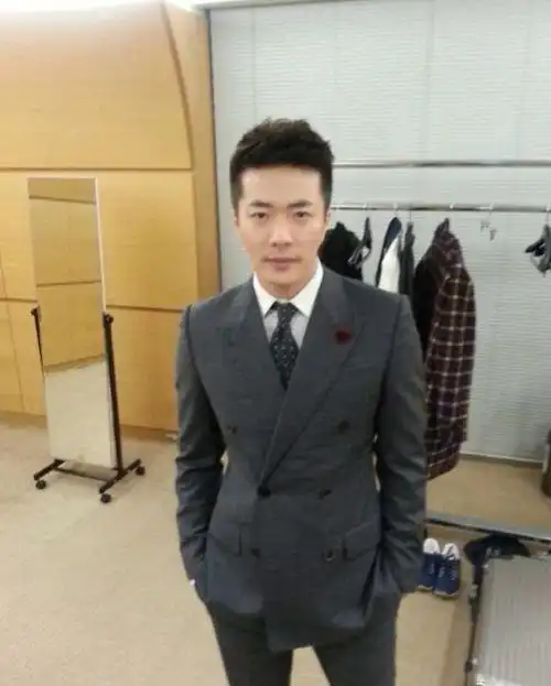 《亚洲经济》报道,演员权相佑向中国影迷分享日本粉丝见面会的近况